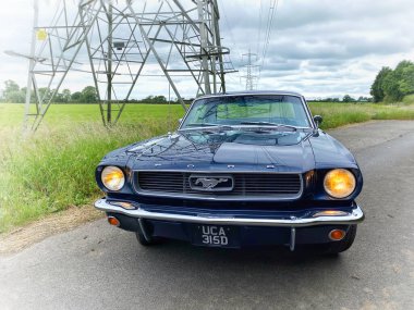 1966 model muhteşem Mustang Coupe 'nin ön görüntüsü. Elektrik direğinden.