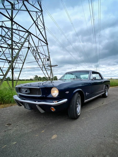 Azul 1966 Ford Mustang Por Pilón Electricidad Situado Contra Cielo — Foto de Stock