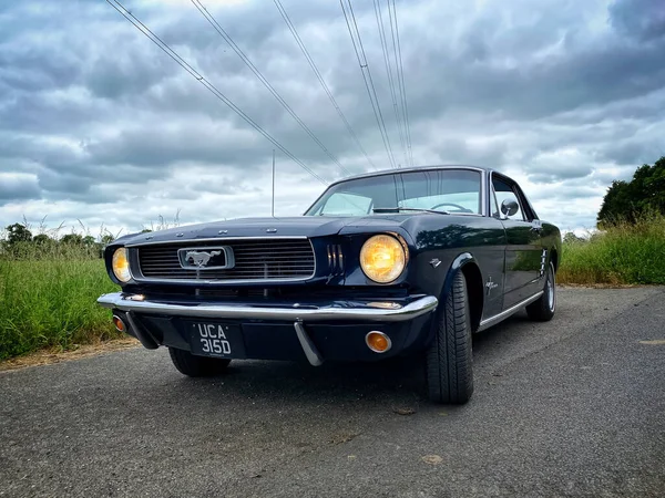 Vista Tre Quarti Anteriore Basso Livello Una Splendida 1966 Mustang — Foto Stock