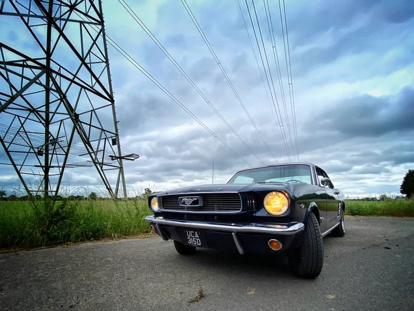 1966 Model Çarpıcı Mustang Coupe Nin Düşük Seviyeli Üçgen Görüntüsü — Stok fotoğraf