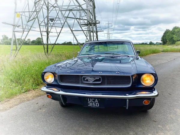 Vista Frontal Impresionante Mustang Coupé 1966 Por Pilón Electricidad — Foto de Stock