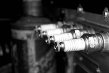 1934 Morris Minör Salonu 'nun bozulmamış motor bölümünde yedek bujiler.