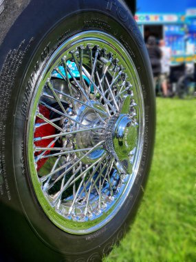  2021 Pontefract Toplum Günü 'nde klasik bir arabanın üzerinde parlak bir krom tel tekerlek. 