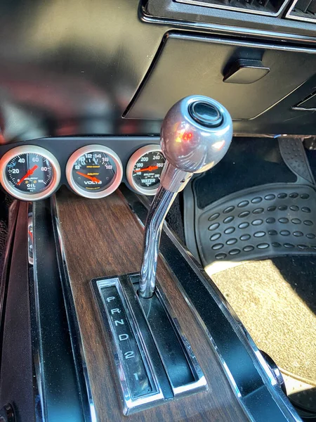 Λεβιέ Ταχυτήτων Ένα Εκπληκτικό Plymouth Κλασικό Αμερικανικό Αυτοκίνητο Στο 2021 — Φωτογραφία Αρχείου