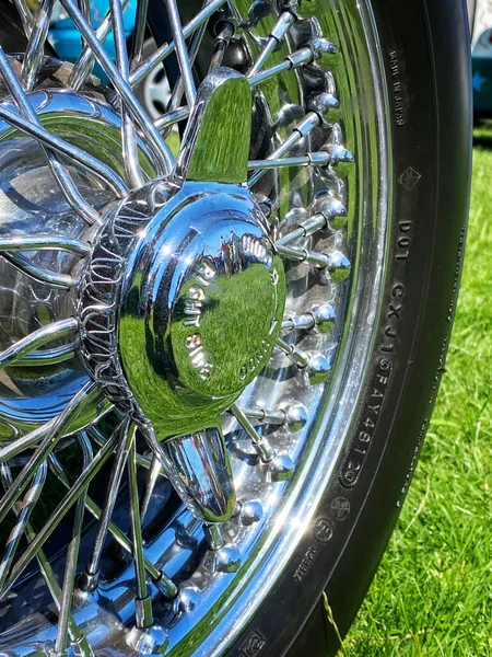 2021 Pontefract halk otomobil fuarında klasik bir arabanın çarkını kapatın. 