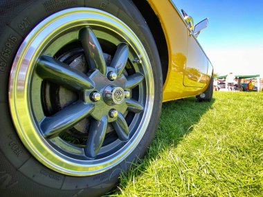 2021 Pontefract halk otomobil fuarında sarı MG 'de tekerlek. 