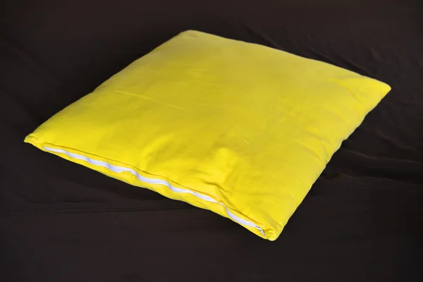 Almohada amarilla —  Fotos de Stock