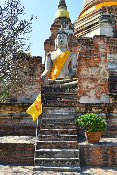 Boeddha status bij wat yai chaimongkol — Stockfoto