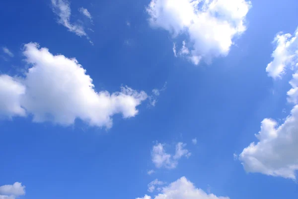Blå himmel och moln — Stockfoto