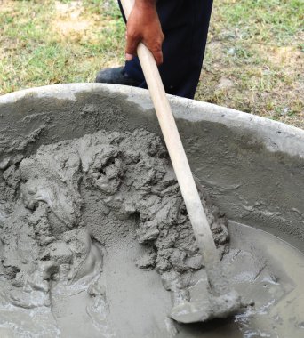 Harç karıştırma adam