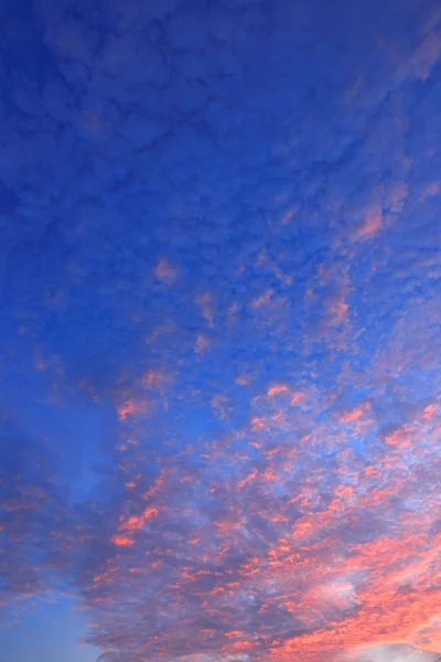 Nuages dans le ciel bleu — Photo