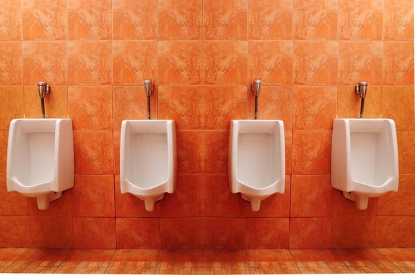 Urinoirs in openbaar toilet — Stockfoto