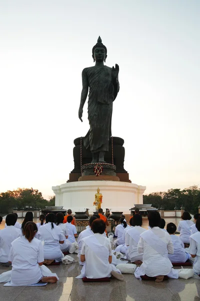 Budistas rinden homenaje a Buda — Foto de Stock