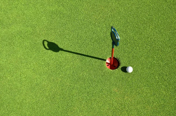 Golfbal op de groene — Stockfoto