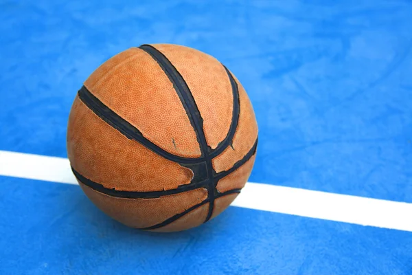 Bir sahada basketbol — Stok fotoğraf