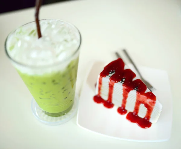 クレープ ケーキとアイス緑茶 — ストック写真