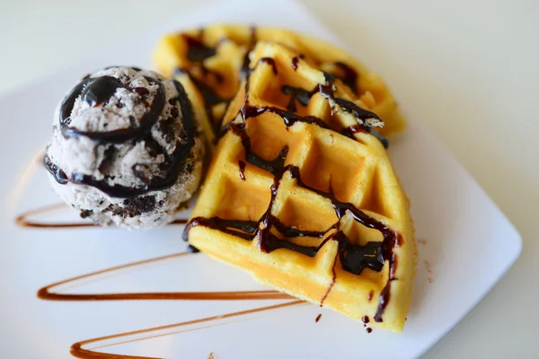 Waffle and ice cream — Stock Photo, Image