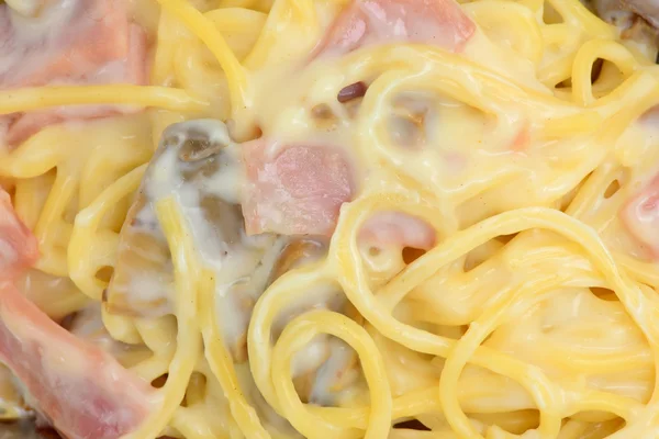 Spaghetti with creamy sauce — Stock Photo, Image