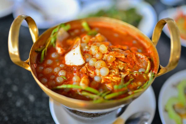 Sopa azeda com caviar vermelho — Fotografia de Stock