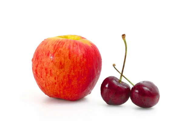 Rødt eple med kirsebær – stockfoto
