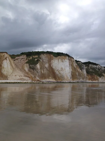 Paesaggio molto bello, Riflessione di scogliere normanne e spiaggia — Foto Stock