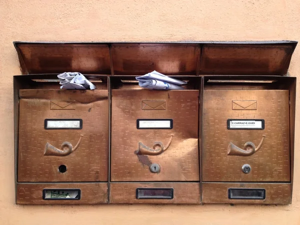 Güzel ve eski İtalyan posta kutuları — Stok fotoğraf
