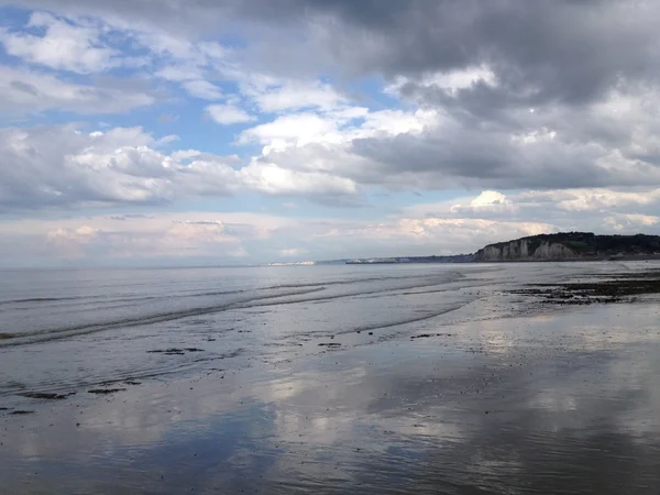 Bella vista sulla spiaggia e sulla scogliera normanna, il riflesso del paesaggio — Foto Stock