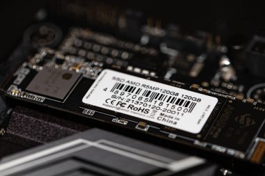 California, ABD - 30 Eylül 2021: AMD Radeon R5 SSD M.2 120GB
