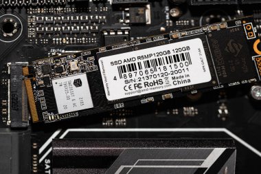 California, ABD - 30 Eylül 2021: AMD Radeon R5 SSD M.2 120GB