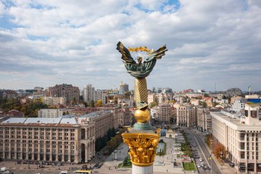 Kyiv, Ukrayna - 6 Ekim 2021: Kyiv 'deki Bağımsızlık Anıtı. İnsansız hava aracından görüntüle