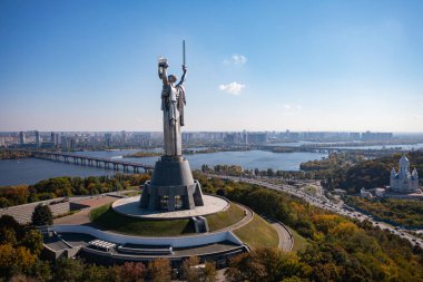 Kyiv, Ukrayna - 6 Ekim 2021: Anavatan Anıtı Ukrayna Ulusal Tarih Müzesi İkinci Dünya Savaşı 'nda Kyiv' de. İnsansız hava aracından görüntüle