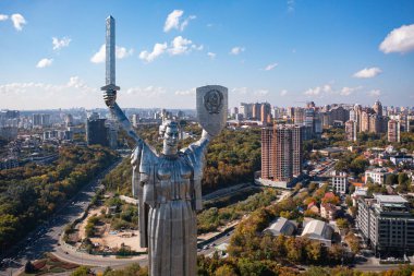 Kyiv, Ukrayna - 6 Ekim 2021: Anavatan Anıtı Ukrayna Ulusal Tarih Müzesi İkinci Dünya Savaşı 'nda Kyiv' de. İnsansız hava aracından görüntüle