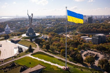 Kyiv, Ukrayna - 6 Ekim 2021: Anavatan Anıtı Ukrayna Ulusal Tarih Müzesi İkinci Dünya Savaşı 'nda Kyiv' de. İnsansız hava aracından görüntüle