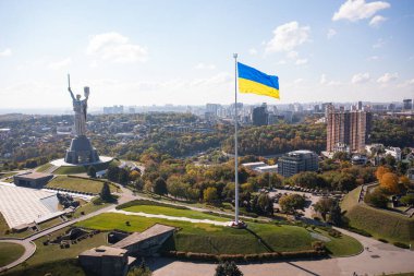 Kyiv, Ukrayna - 6 Ekim 2021: Anavatan Anıtı Ukrayna Ulusal Tarih Müzesi İkinci Dünya Savaşı 'nda Kyiv' de. İnsansız hava aracından görüntüle