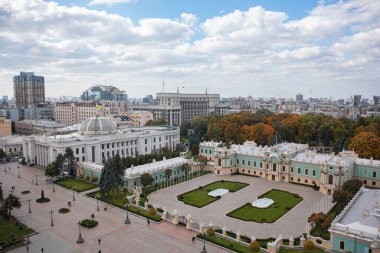 Kyiv, Ukrayna - 6 Ekim 2021: Mariinskyi Sarayı - Ukrayna Devlet Başkanı ve Verkhovna Rada 'nın Kyiv' deki resmi konutu. İnsansız hava aracından görüntüle