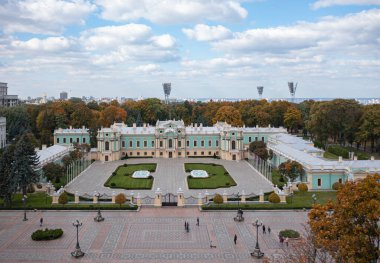 Kyiv, Ukrayna - 6 Ekim 2021: Mariinskyi Sarayı - Ukrayna Cumhurbaşkanının Kyiv 'deki resmi konutu. İnsansız hava aracından görüntüle