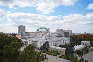 Kyiv, Ukrayna - 6 Ekim 2021: Kyiv 'deki Verkhovna Rada (parlamento) binası. İnsansız hava aracından görüntüle