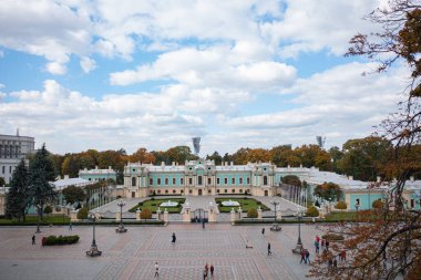 Kyiv, Ukrayna - 6 Ekim 2021: Mariinskyi Sarayı - Ukrayna Cumhurbaşkanının Kyiv 'deki resmi konutu. İnsansız hava aracından görüntüle