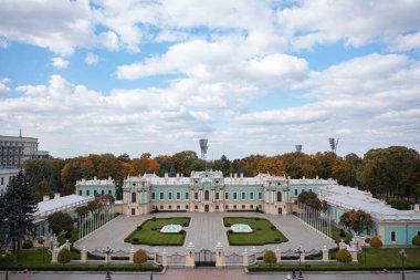 Kyiv, Ukrayna - 6 Ekim 2021: Mariinskyi Sarayı - Ukrayna Cumhurbaşkanının Kyiv 'deki resmi konutu. İnsansız hava aracından görüntüle