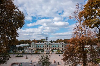 Kyiv, Ukrayna - 6 Ekim 2021: Mariinskyi Sarayı - Ukrayna Cumhurbaşkanının Kyiv 'deki resmi konutu. İnsansız hava aracından görüntüle