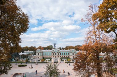 Kyiv, Ukrayna - 6 Ekim 2021: Mariinskyi Sarayı - Ukrayna Cumhurbaşkanının Kyiv 'deki resmi konutu. İnsansız hava aracından görüntüle