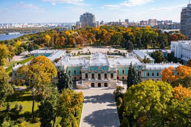 Kyiv, Ukrayna - 6 Ekim 2021: Mariinskyi Sarayı - Ukrayna Cumhurbaşkanının Kyiv 'deki resmi konutu. İnsansız hava aracından görüntüle