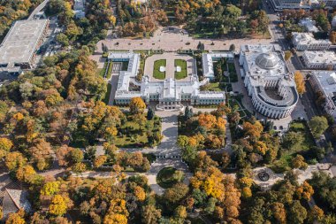 Kyiv, Ukrayna - 6 Ekim 2021: Mariinskyi Sarayı - Ukrayna Devlet Başkanı ve Verkhovna Rada 'nın Kyiv' deki resmi konutu. İnsansız hava aracından görüntüle