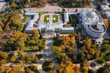 Kyiv, Ukrayna - 6 Ekim 2021: Mariinskyi Sarayı - Ukrayna Devlet Başkanı ve Verkhovna Rada 'nın Kyiv' deki resmi konutu. İnsansız hava aracından görüntüle