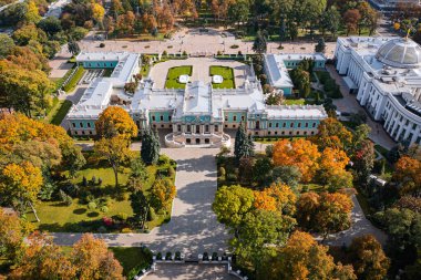 Kyiv, Ukrayna - 6 Ekim 2021: Mariinskyi Sarayı - Ukrayna Devlet Başkanı ve Verkhovna Rada 'nın Kyiv' deki resmi konutu. İnsansız hava aracından görüntüle