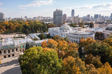 Kyiv, Ukrayna - 6 Ekim 2021: Mariinskyi Sarayı - Ukrayna Devlet Başkanı ve Verkhovna Rada 'nın Kyiv' deki resmi konutu. İnsansız hava aracından görüntüle