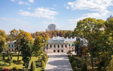 Kyiv, Ukrayna - 6 Ekim 2021: Mariinskyi Sarayı - Ukrayna Cumhurbaşkanının Kyiv 'deki resmi konutu. İnsansız hava aracından görüntüle