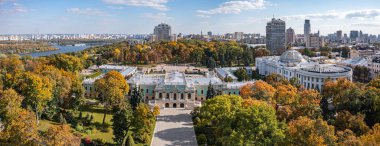 Kyiv, Ukrayna - 6 Ekim 2021: Mariinskyi Sarayı - Ukrayna Cumhurbaşkanının Kyiv 'deki resmi konutu. İnsansız hava aracından görüntüle