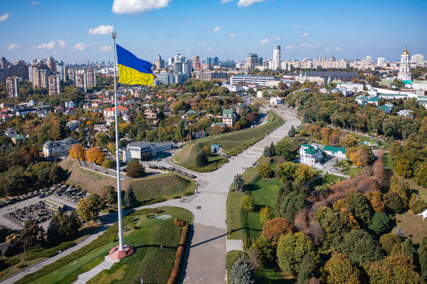 Киев, Украина - 6 октября 2021 года: Памятник Родине на ужасе Национального музея истории Украины во время Второй мировой войны в Киеве. Вид с беспилотника