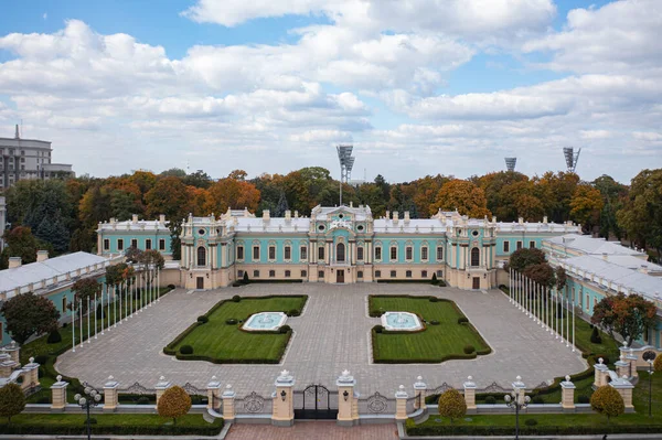 Kyiv, Ukrayna - 6 Ekim 2021: Mariinskyi Sarayı - Ukrayna Cumhurbaşkanının Kyiv 'deki resmi konutu. İnsansız hava aracından görüntüle